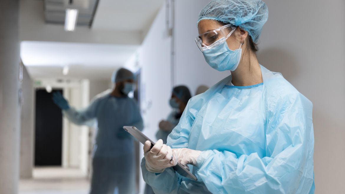 Медицинска сестра в хирургичен операционен блок