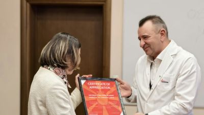 "Пирогов" с награда от посланикът на Северна Македония в България г-жа Агнеза Руси Поповска