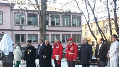 В двора на "Пирогов" откриха възстановения паметник на най-големия дарител и благодетел на ДБЧК Отто Биелигк