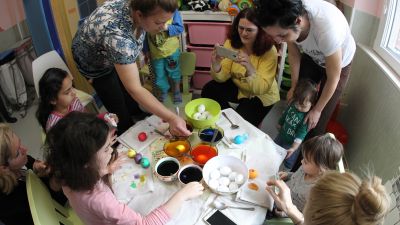 На Велики четвъртък деца боядисваха яйца в "Пирогов"