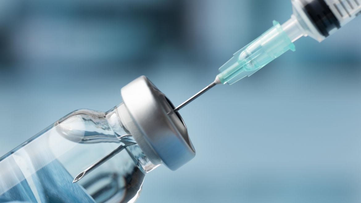 Имунизационният център на УМБАЛСМ „Н.И. Пирогов“ ваксинира от 08:30 ч. до 22:00 ч. в делнични дни и от 8:30 ч. до 18:30 ч. в почивни дни