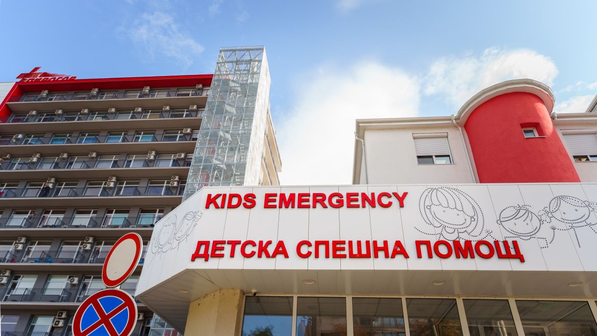 Екипът на проф. Н. Габровски оперира детето, докарано с хеликоптер от Враца