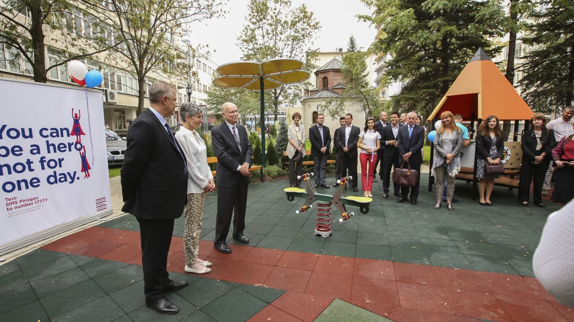 “Пирогов” е с нова детска площадка в двора на болницата в рамките на инициативата на Фондация “Америка за България” “Малките герои”