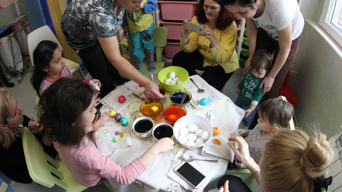 На Велики четвъртък деца боядисваха яйца в "Пирогов"